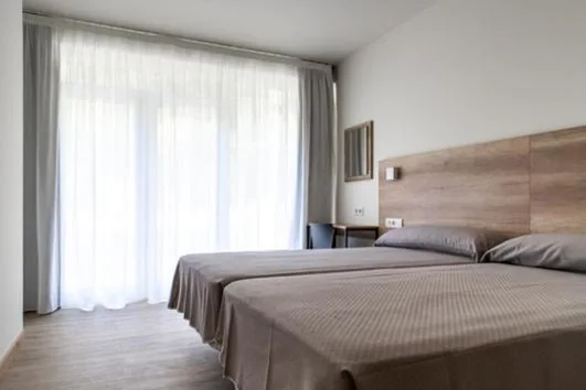 Habitación Doble Deluxe con balcón — Adeko Hotel