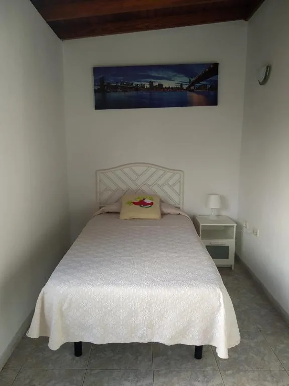 adosado cerca del mar