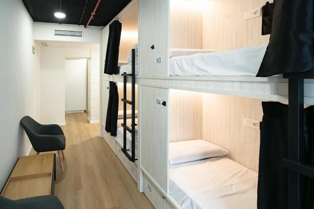 Bett im Mehrbettzimmer mit 4 Betten — Adventure Hostel Madrid