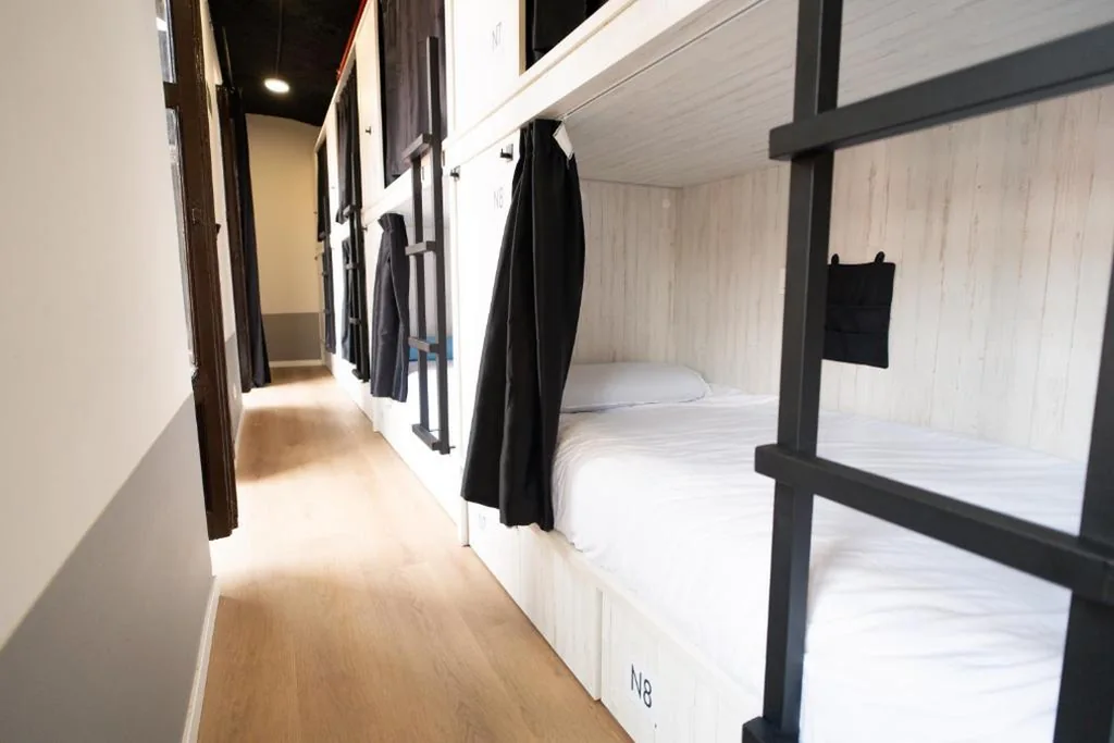 Bett im gemischten Mehrbettzimmer mit 8 Betten — Adventure Hostel Madrid