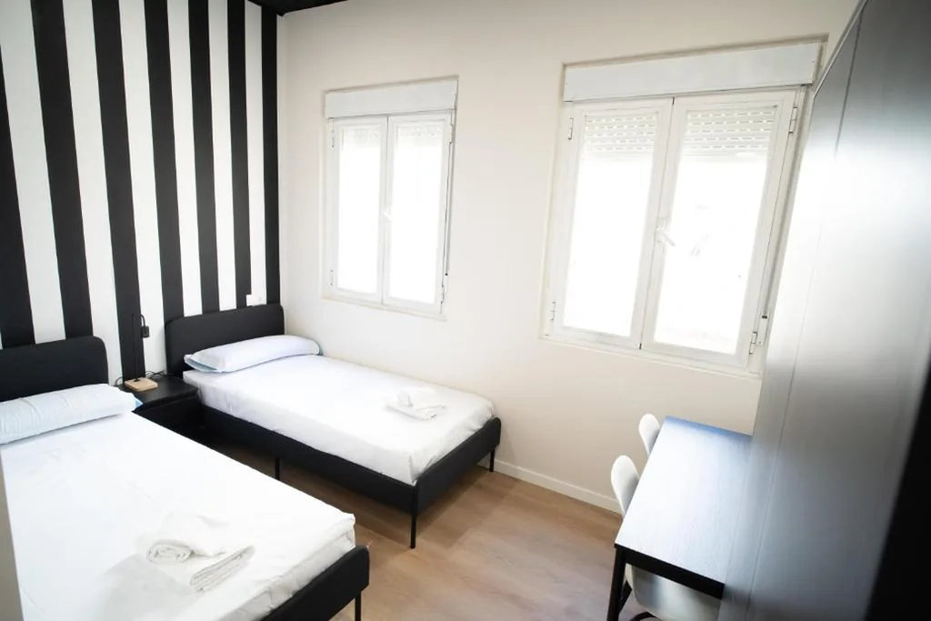 Doppelzimmer mit eigenem Bad — Adventure Hostel Madrid
