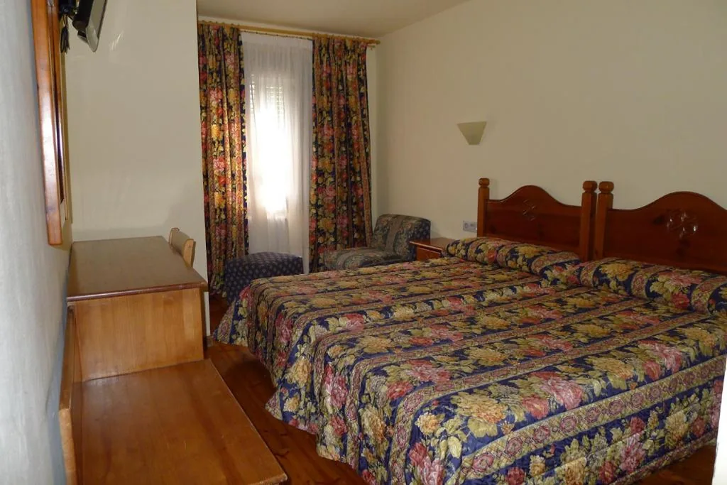 Tweepersoonskamer - 1 of 2 bedden — Aero Hotel Cerdanya Ca L'eudald
