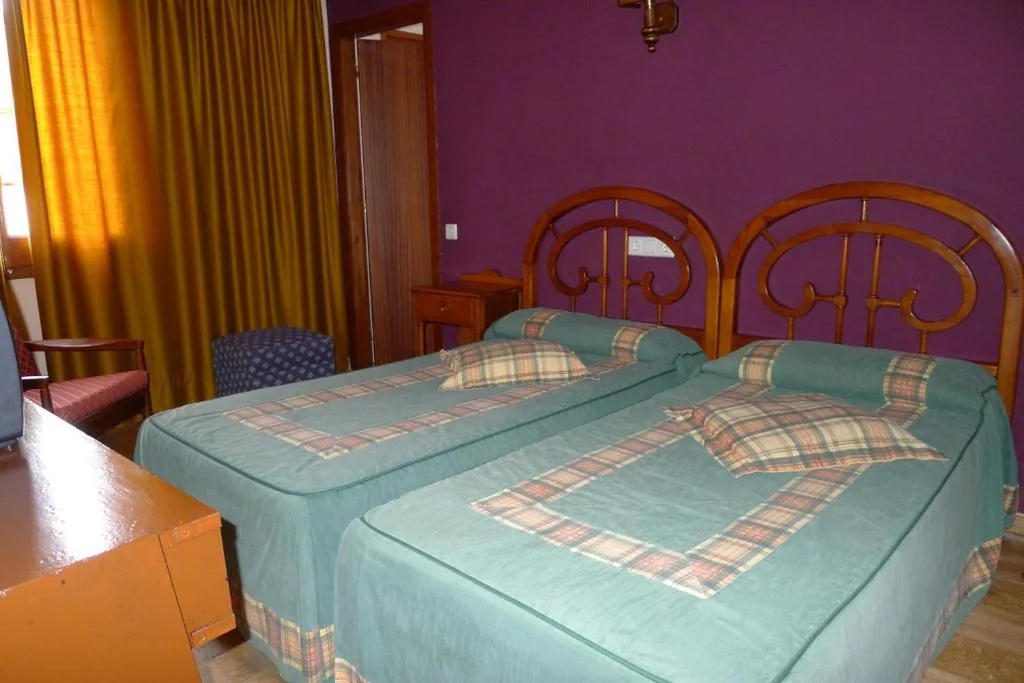 Driepersoonskamer — Aero Hotel Cerdanya Ca L'eudald