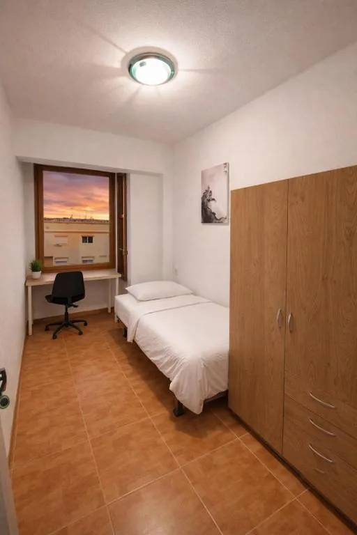 Budget Eenpersoonskamer — Affordable Rooms in Traditional Apartment