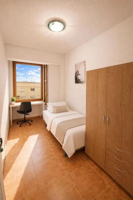 Budget Eenpersoonskamer — Affordable Rooms in Traditional Apartment