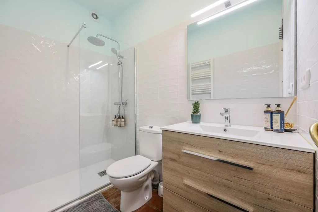 Habitación Doble con baño compartido - 1 o 2 camas — Agora Boutique Coliving Madrid