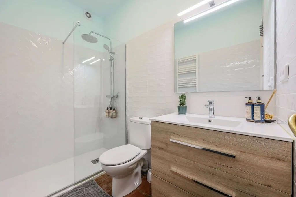 Habitación Doble con baño compartido - 1 o 2 camas — Agora Boutique Coliving Madrid