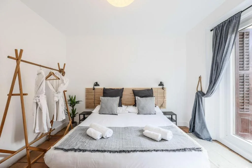 Habitación Doble con baño compartido - 1 o 2 camas — Agora Boutique Coliving Madrid