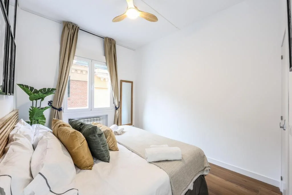 Habitación Doble con baño compartido — Agora Boutique Coliving Madrid