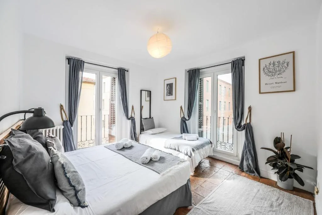 Habitación Familiar con baño compartido — Agora Boutique Coliving Madrid