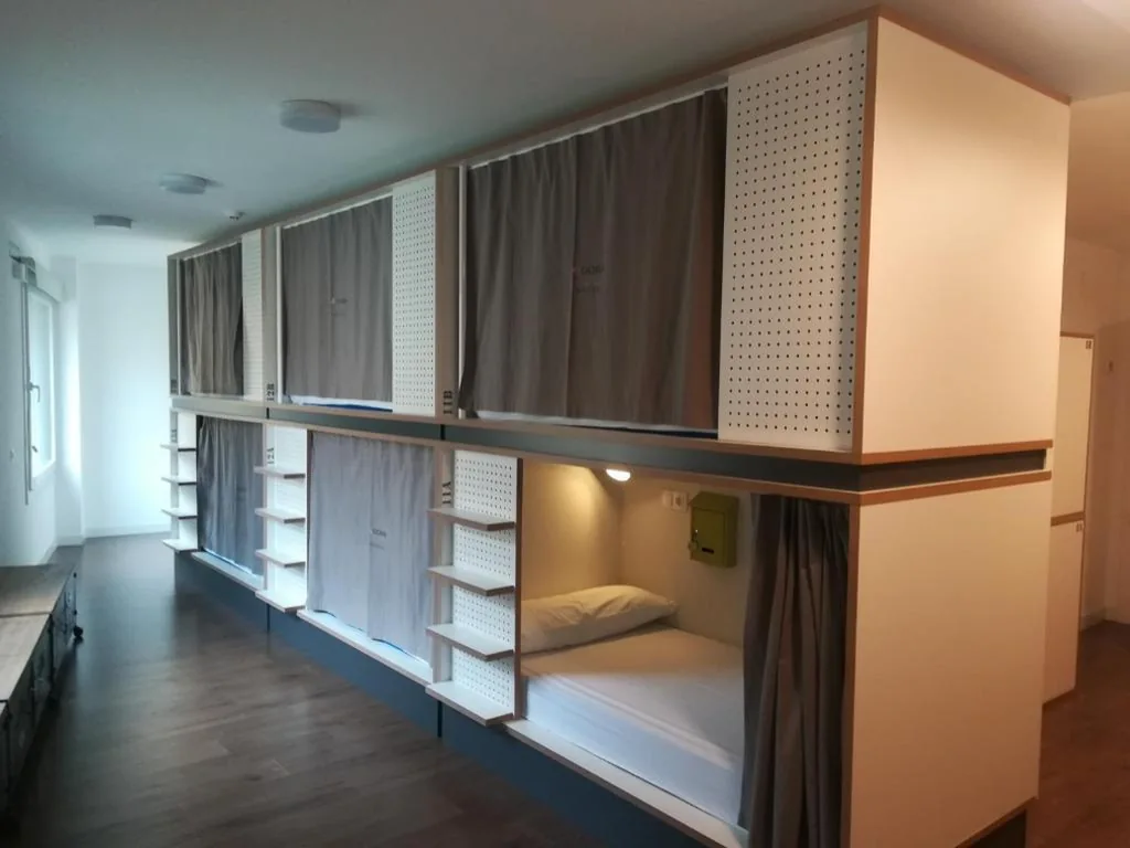 Litera en habitación compartida mixta con capacidad para 12 personas — Agora Hostel