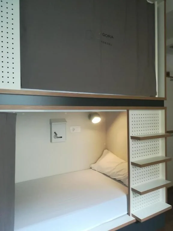 Litera en habitación compartida mixta para 8 personas — Agora Hostel