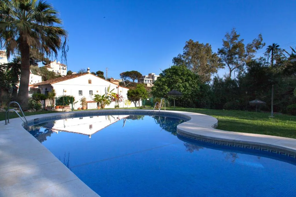 Two-Bedroom House — Agradable adosado con piscina la Hidalga