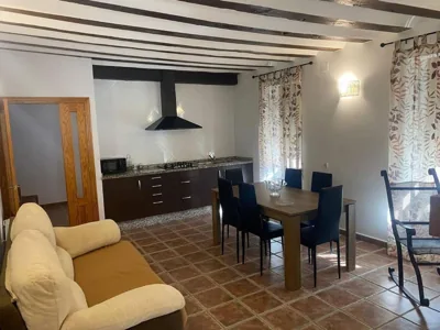 Agradable casa con chimenea interior y barbacoa. — photo 4