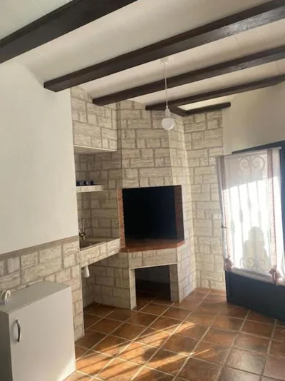 Agradable casa con chimenea interior y barbacoa. — photo 9