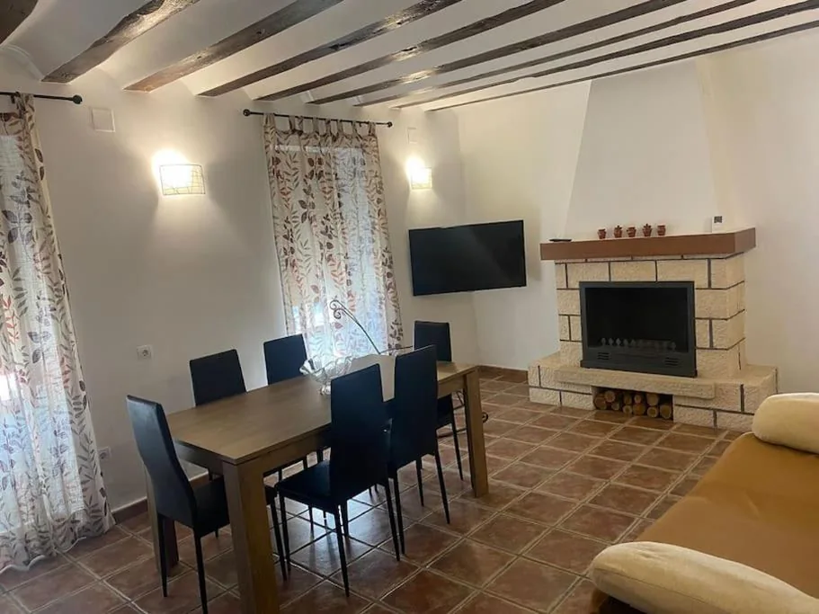 5-Bedroom House — Agradable casa con chimenea interior y barbacoa.