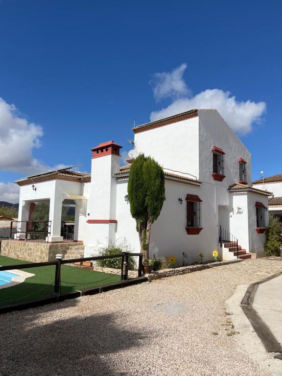 Agradable casa con piscina en la serranía.