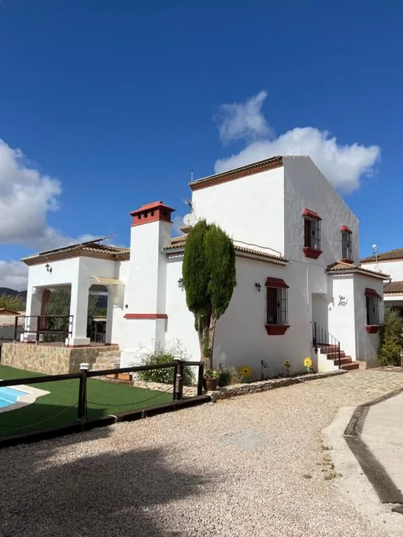 Casa de 3 dormitorios — Agradable casa con piscina en la serranía.
