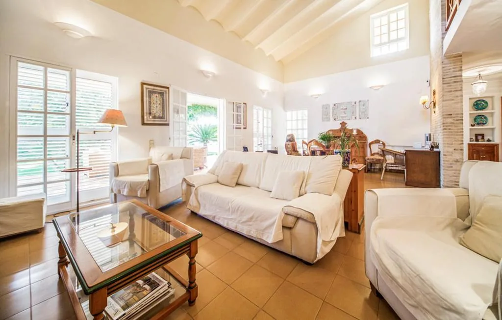 Agradable Villa junto al mar con piscina