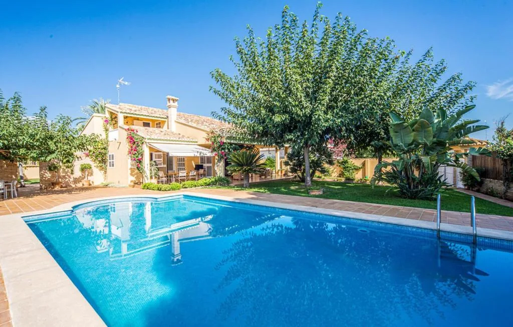 Villa — Agradable Villa junto al mar con piscina