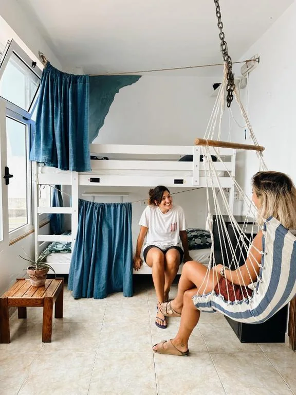 Lit superposé dans un dortoir mixte — Agüita House