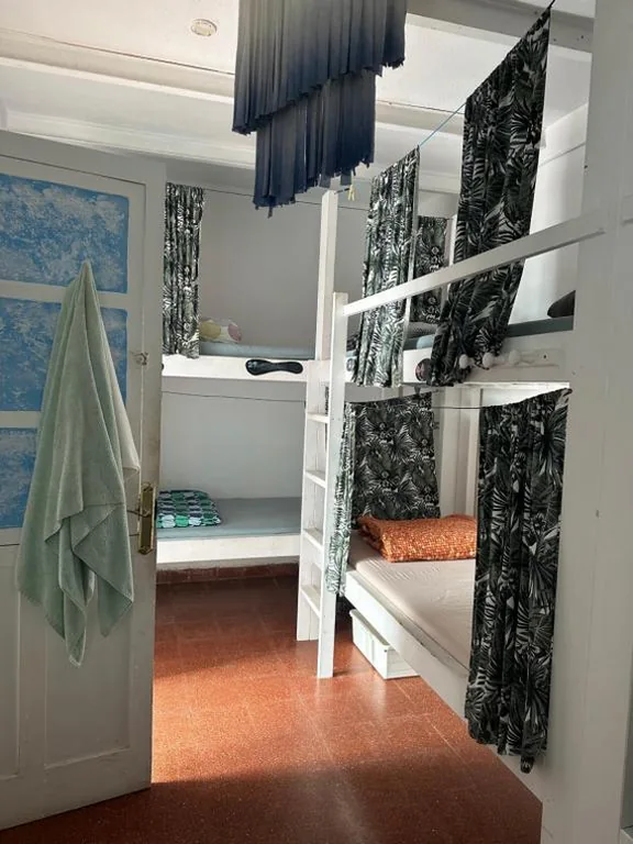 Lit superposé dans un dortoir mixte — Agüita House