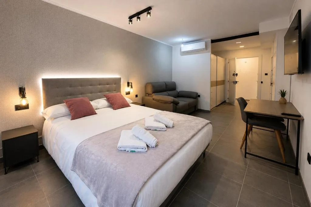 Driepersoonskamer aangepast voor personen met beperkte mobiliteit — AH Rentals Suites