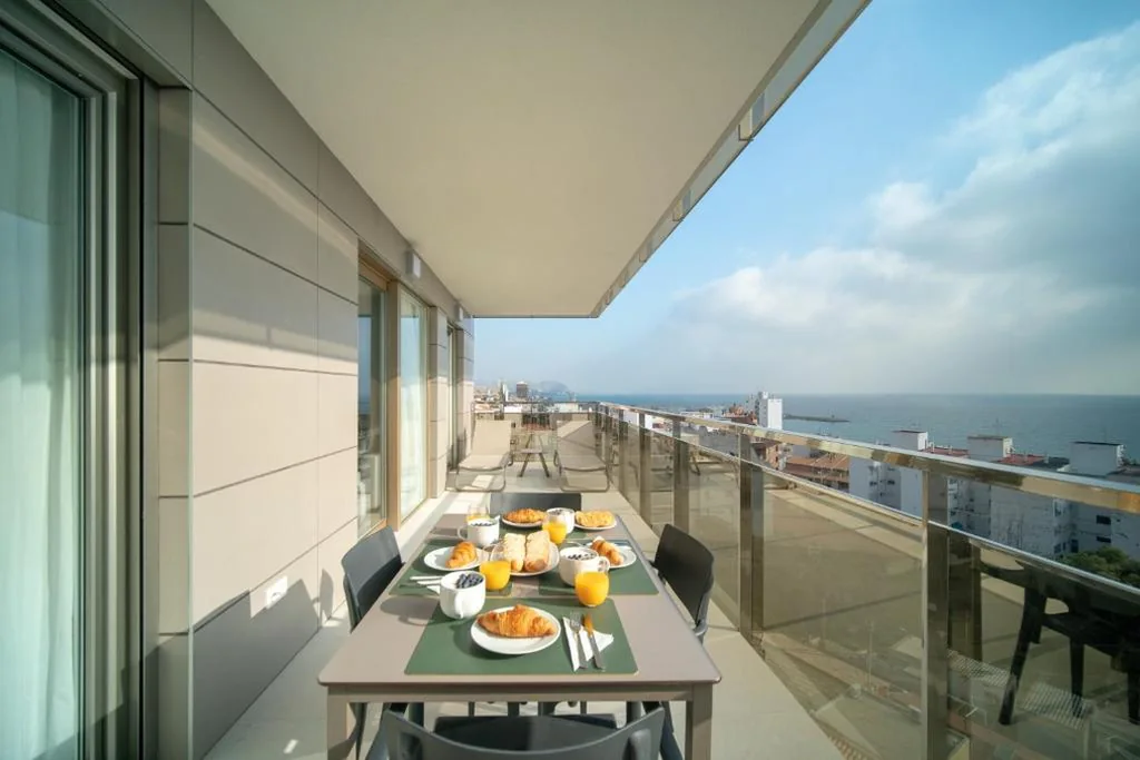 Apartamento de 2 dormitorios con vistas al mar — Ahoy Apartments
