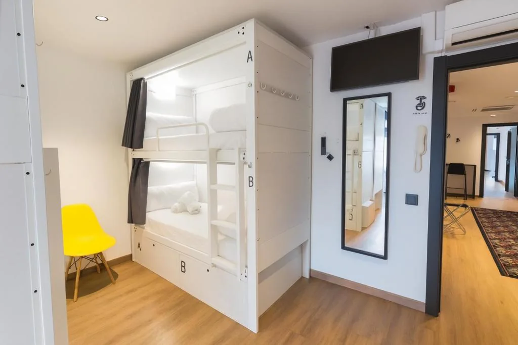 Bed in 6-Bed Female Dormitory Room — Airhostel Barcelona Airport 24h