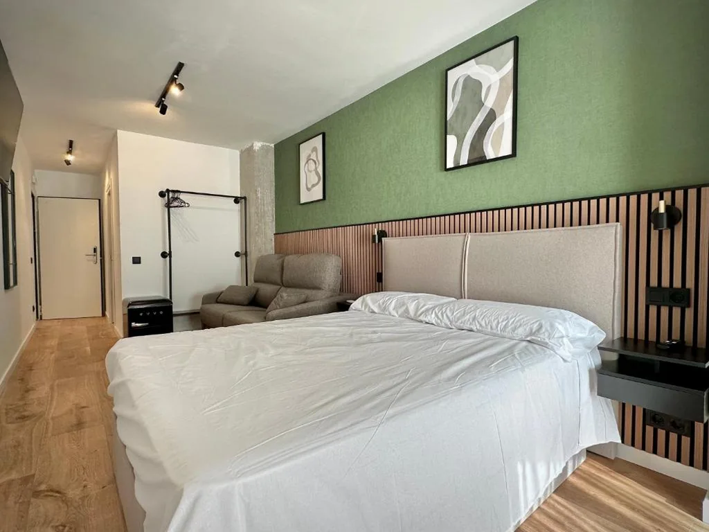 Habitación Doble Deluxe con cama supletoria — Akasa Rooms Estación