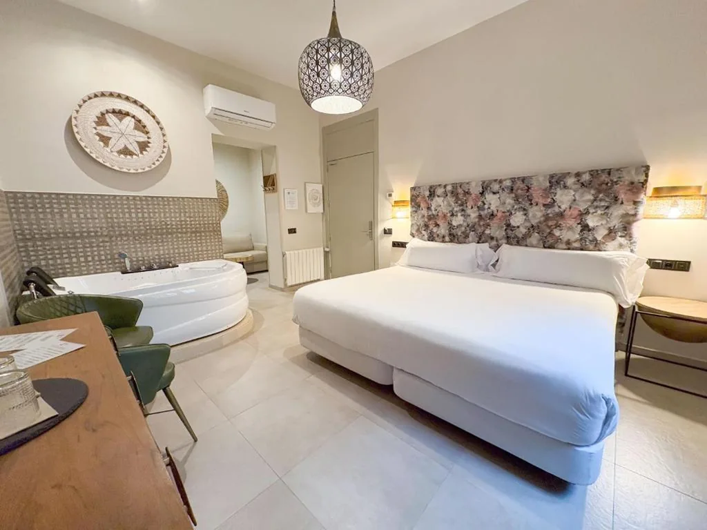 Chambre familiale avec baignoire — Akla Hotel Badajoz