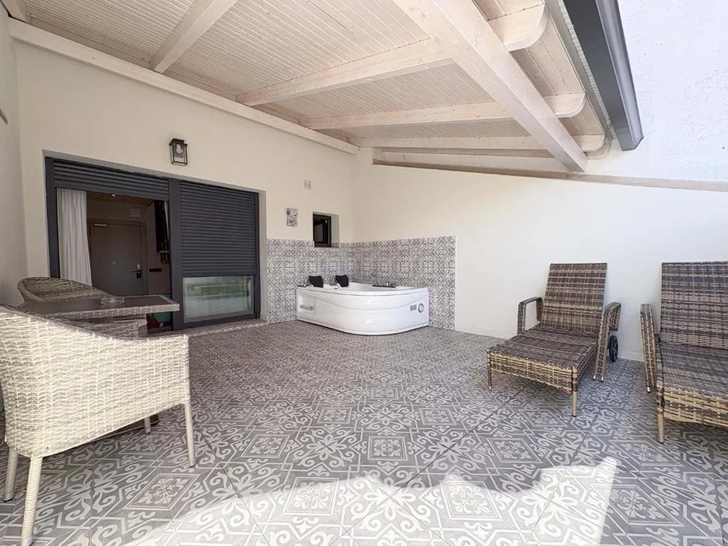 Suite avec baignoire balnéo sur la terrasse — Akla Hotel Badajoz