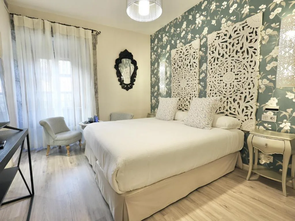 Tweepersoonskamer met eigen badkamer — Akla Hotel Palacio Torre de Ruesga