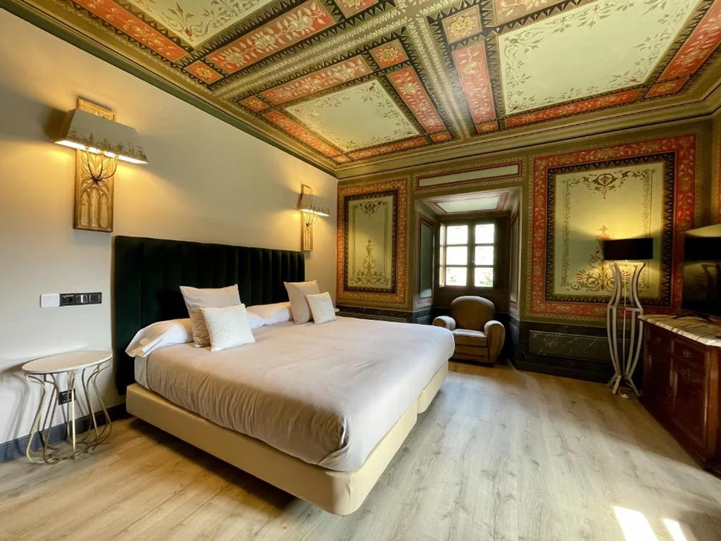Superior kamer met extra groot bed — Akla Hotel Palacio Torre de Ruesga