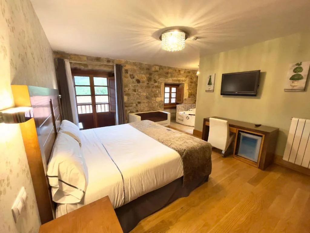 Suite con vasca idromassaggio — Akla Hotel Suites Valles Pasiegos