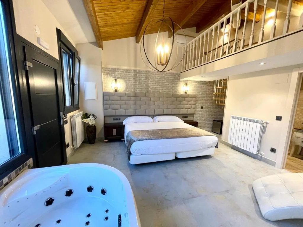 Suite Deluxe con vasca idromassaggio — Akla Hotel Suites Valles Pasiegos
