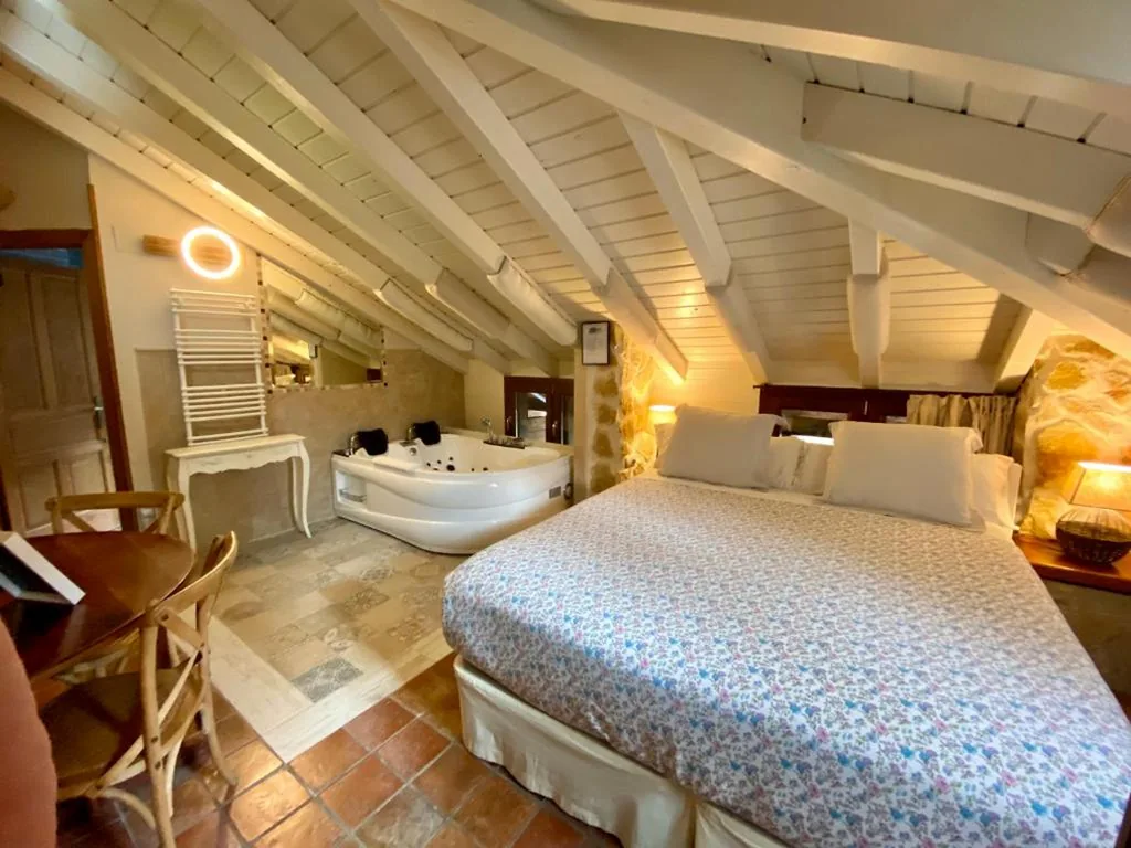 Double Room with Hot Tub — Akla La Casa Del Puente