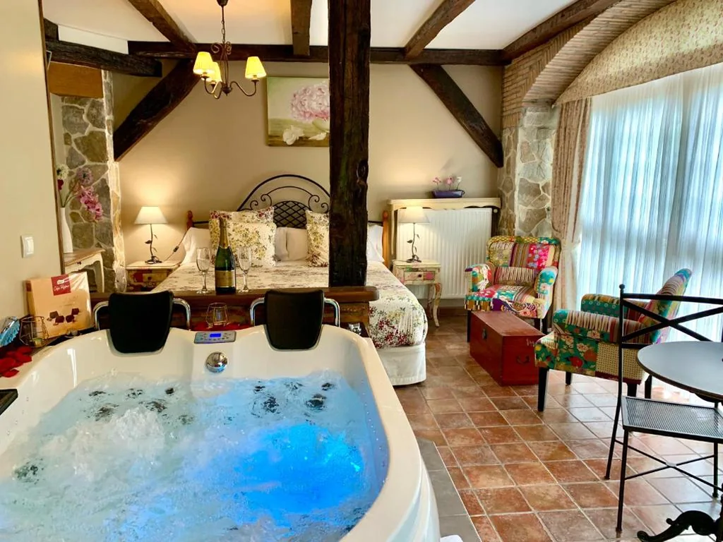 Suite with Hot Tub — Akla La Casa Del Puente