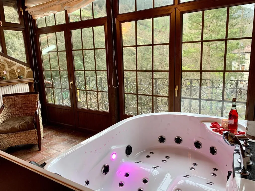 Deluxe Suite with Hot Tub — Akla La Casa Del Puente