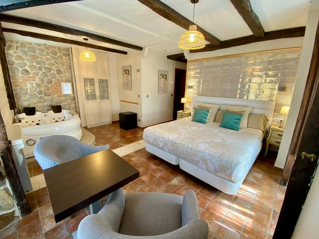 Deluxe Suite with Hot Tub — Akla La Casa Del Puente
