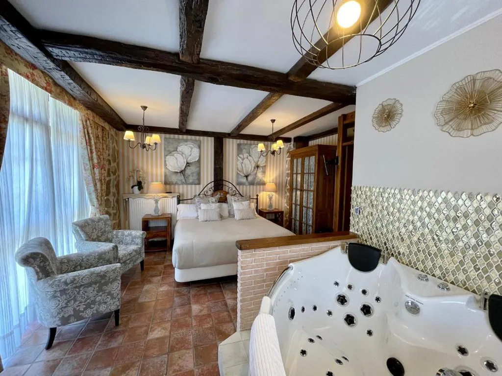 Two-Bedroom Family Suite with Hot Tub — Akla La Casa Del Puente