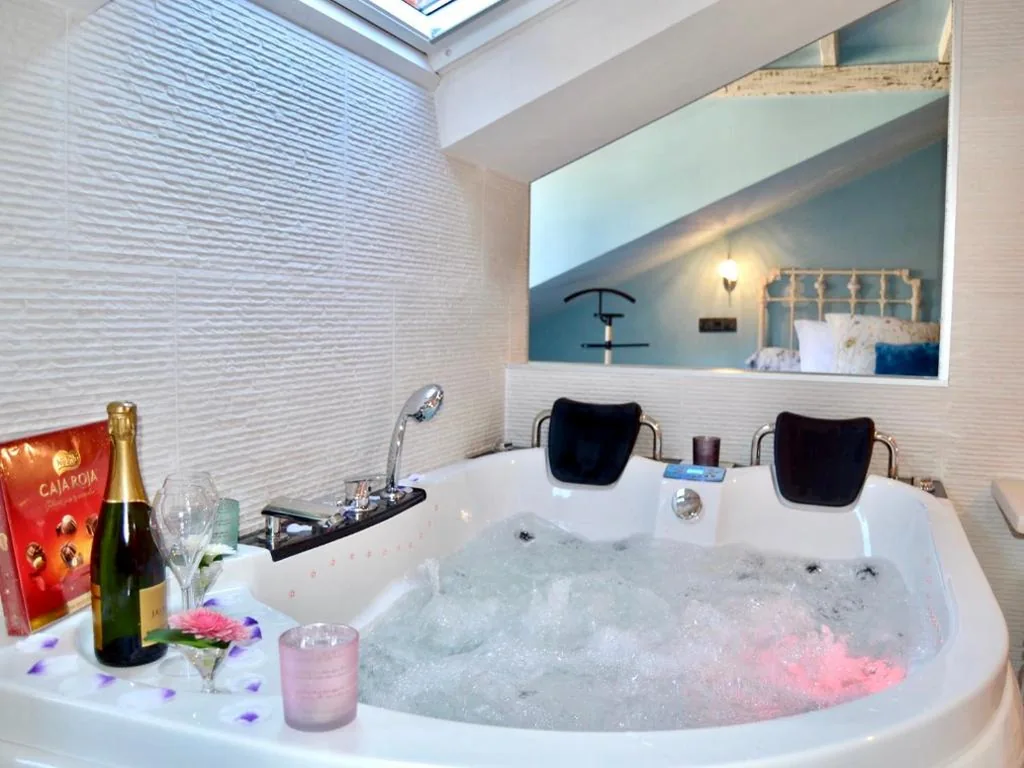 Suite com cama extragrande e banheira de hidromassagem — Akla Suites con Jacuzzi Santillana