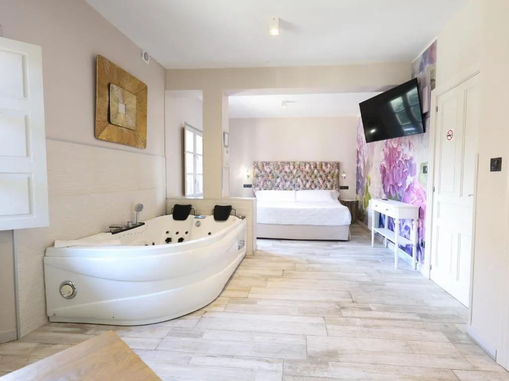 Suite com terraço e banheira de hidromassagem — Akla Suites con Jacuzzi Santillana