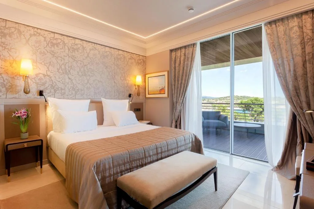 Quarto com cama extragrande e vista para o mar — Alàbriga Hotel & Spa GL