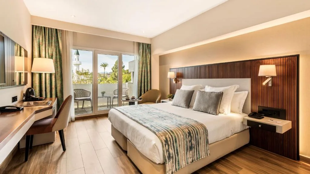 Habitación Doble Deluxe con balcón — Alanda Marbella Hotel & Wellness