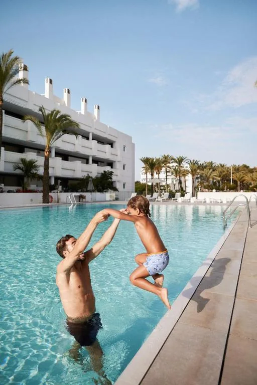 Habitación Familiar Premium con vistas a la piscina — Alanda Marbella Hotel & Wellness