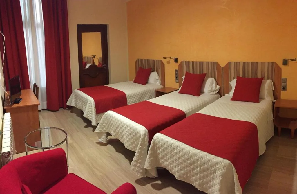 Camera doppia con letto supplementare e 2 letti — Alba Hotel