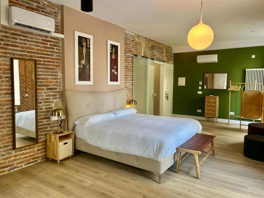 Suite con cama grande y balcón — Albany ANCHA