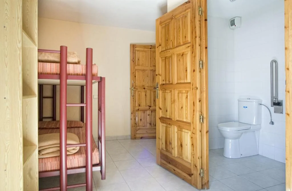 Chambre quadruple avec salle de bains — Alberg Anna Maria Janer