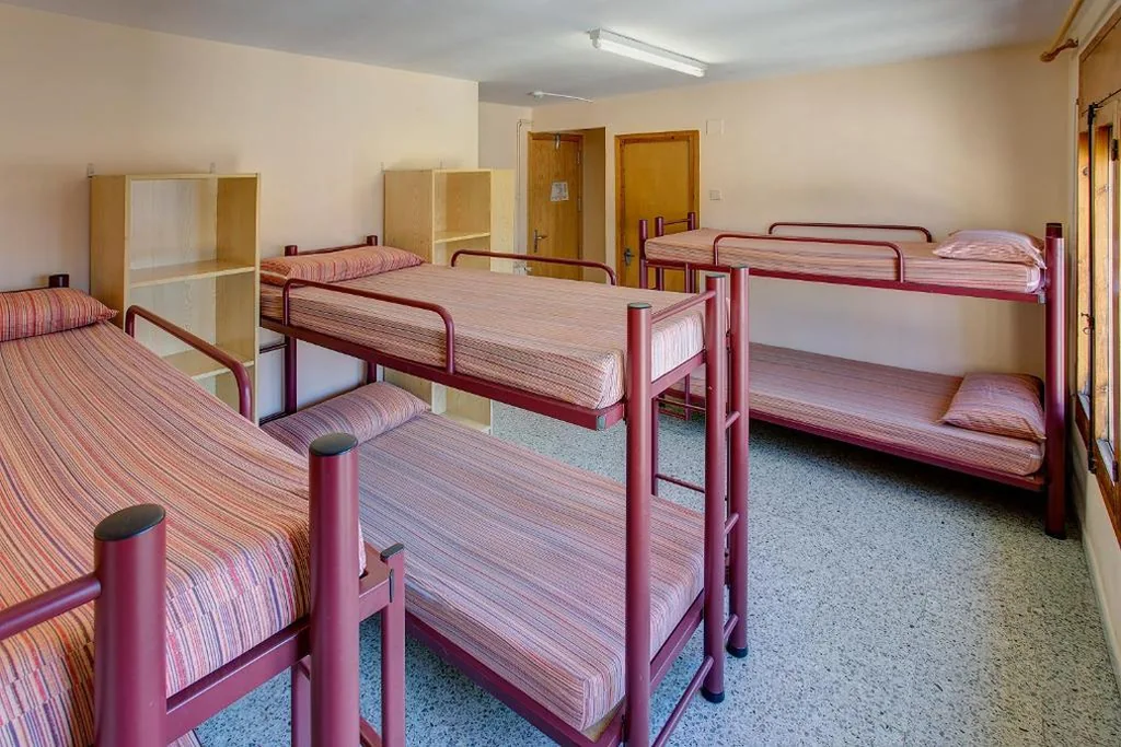 Chambre familiale avec salle de bains — Alberg Anna Maria Janer